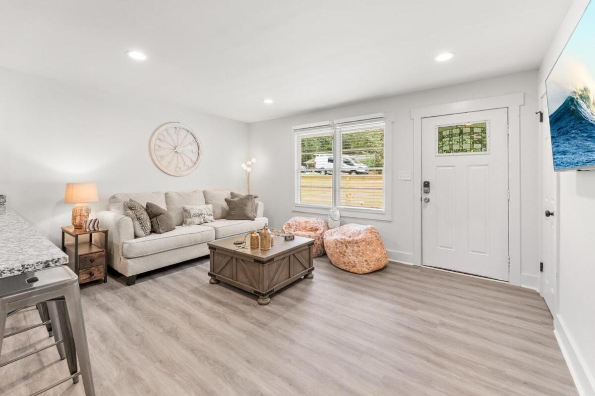 Sanctuary On Sherwood With A Backyard Oasis! Ferienhaus